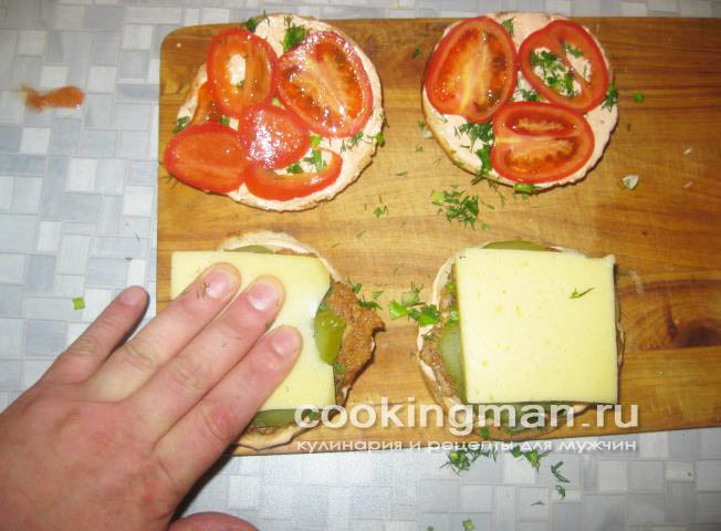 Гамбургер с куриной котлетой и сыром гамбургер с курицей