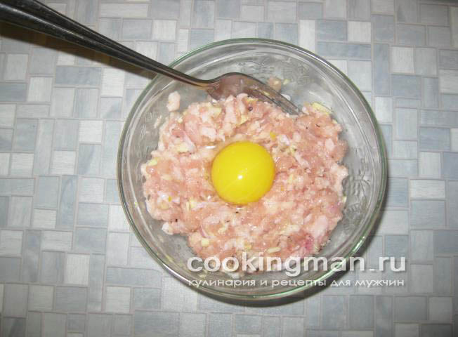 Гамбургер с куриной котлетой и сыром гамбургер с курицей