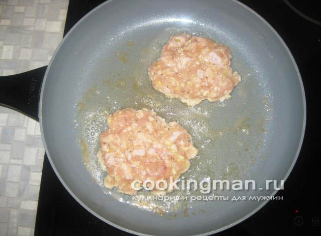 Гамбургер с куриной котлетой и сыром гамбургер с курицей