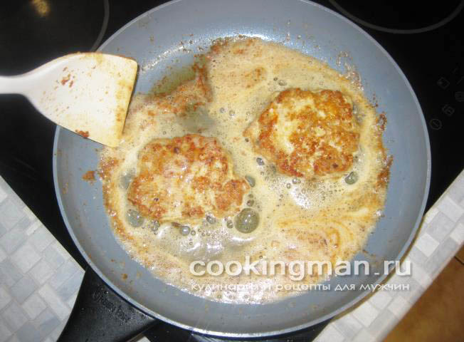 Гамбургер с куриной котлетой и сыром гамбургер с курицей