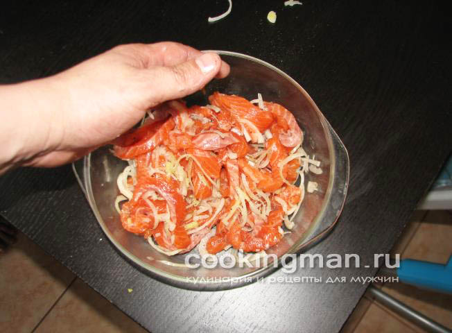 Слабосоленая форель маринованная в луке и черном перце соление форели