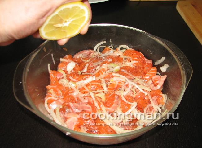 Слабосоленая форель маринованная в луке и черном перце слабосоленая форель