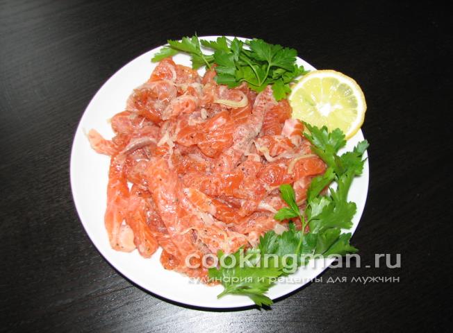 Слабосоленая форель маринованная в луке и черном перце кулинарный рецепт форели