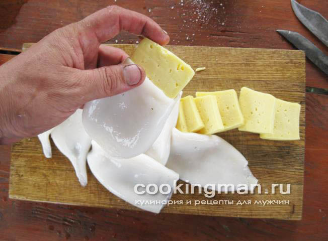 Тушка кальмара фаршированная сыром запеченная на углях блюда из кальмаров