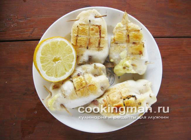 Тушка кальмара фаршированная сыром запеченная на углях кальмары с сыром