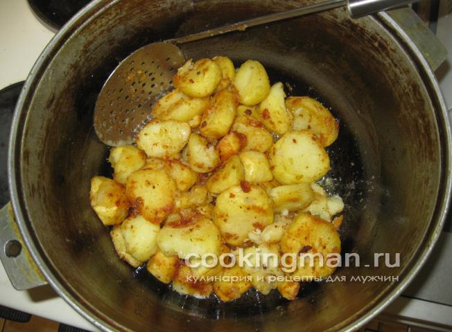 Жареная картошка в казане с луком жареная картошка