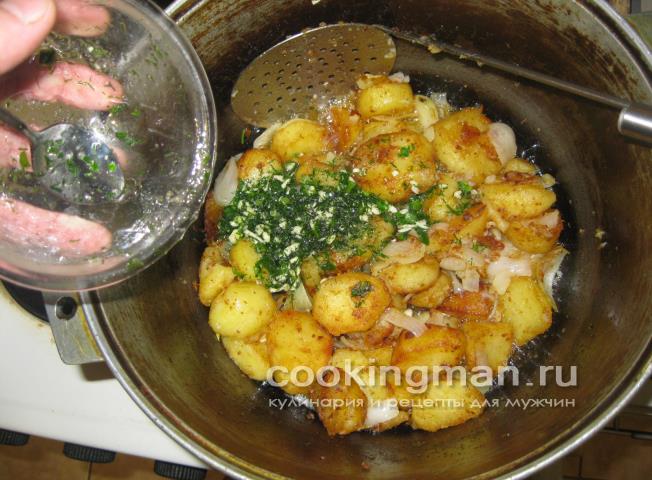 Жареная картошка в казане с луком жареная картошка