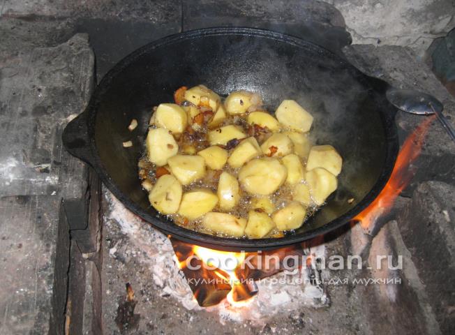Картошка жареная с салом и луком картошка с салом