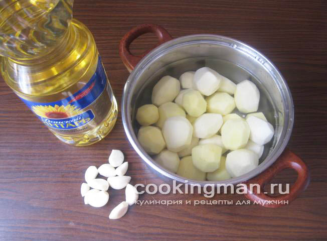 Отварной молодой картофель запеченный с луком чесноком и черным перцем Запеченный картофель