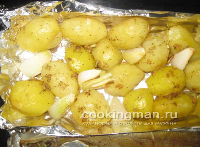 Отварной молодой картофель запеченный с луком чесноком и черным перцем рецепт запеченного картофеля