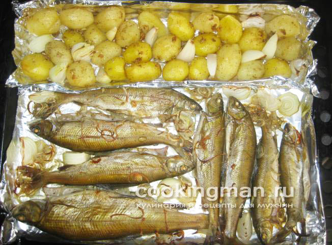 Отварной молодой картофель запеченный с луком чесноком и черным перцем Запеченный картофель
