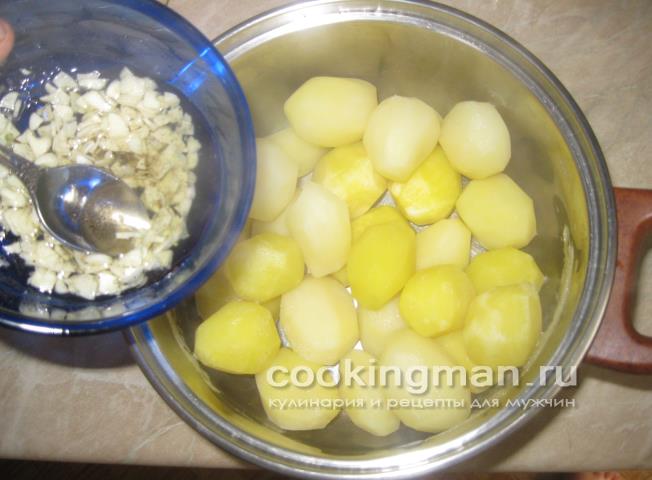 Отварной молодой картофель запеченный с луком чесноком и черным перцем рецепт молодого картофеля