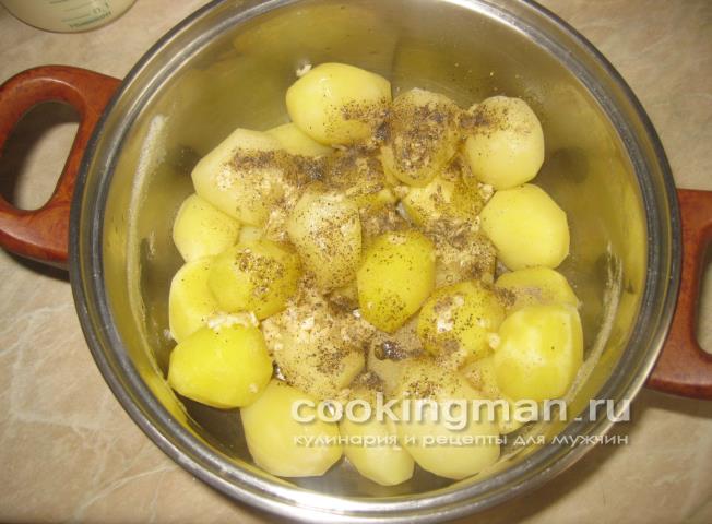 Отварной молодой картофель запеченный с луком чесноком и черным перцем молодой картофель рецепты