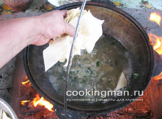 закладываем в кипящий мясной бульон нашу лапшу