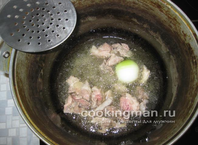 Закидываем лук и жир в казан