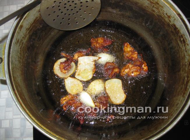 запекаем лук и шкварки