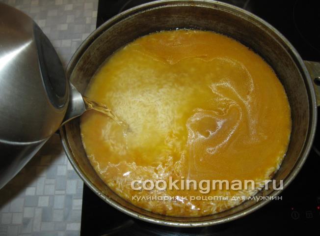 Доливаем к плову кипяток