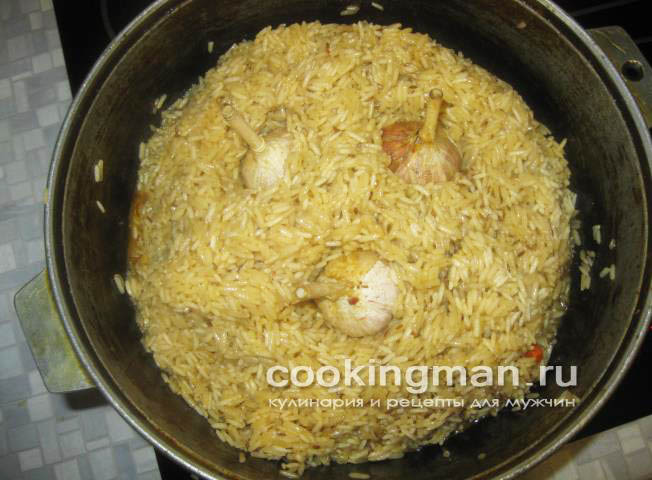 в горку риса втыкаются головки чеснока