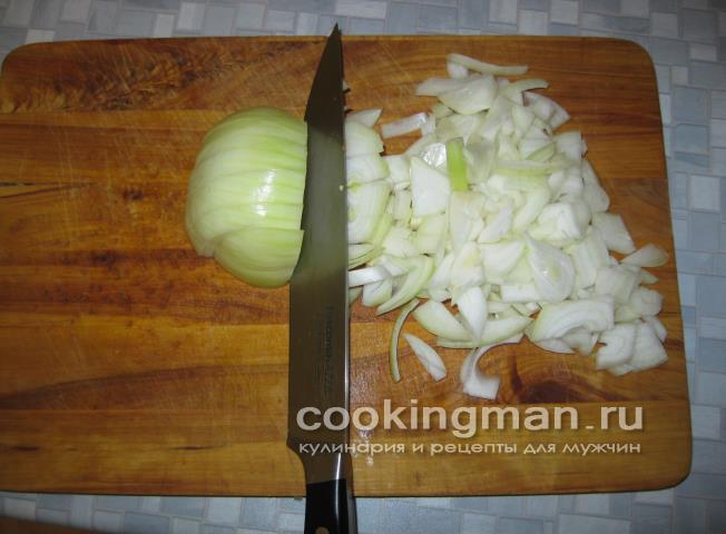 Лук нарезаем средники кубиками