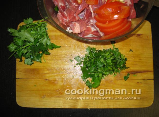 Бараньи ребрышки и лопаточки тушеные с луком и овощами бараньи ребрышки