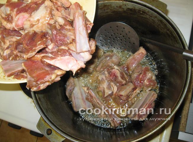 Бараньи ребрышки и лопаточки тушеные с луком и овощами баранина тушеная