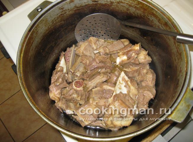 Бараньи ребрышки и лопаточки тушеные с луком и овощами бараньи ребрышки