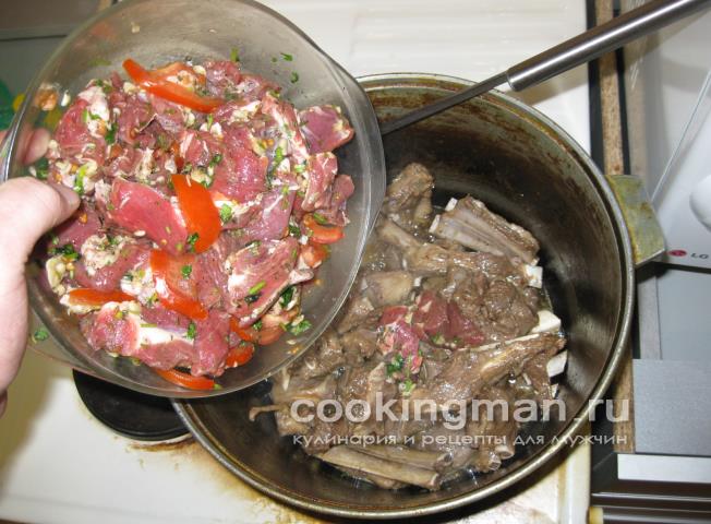 Бараньи ребрышки и лопаточки тушеные с луком и овощами бараньи рёбра