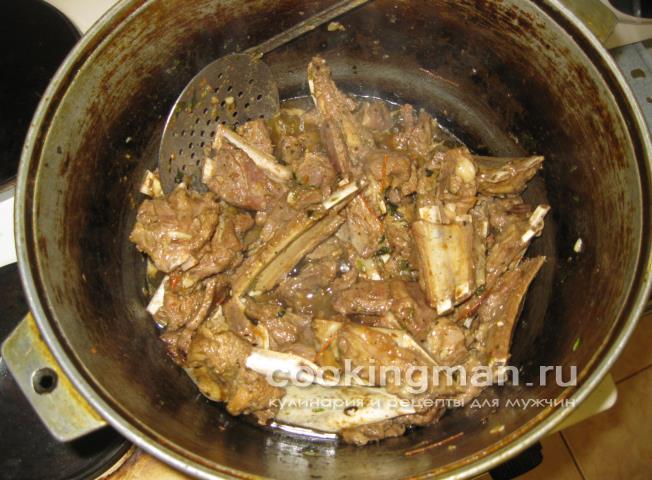 Бараньи ребрышки и лопаточки тушеные с луком и овощами бараньи ребрышки рецепт
