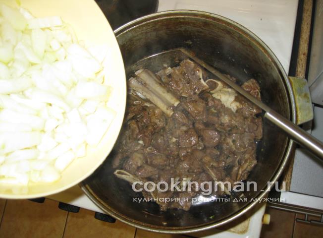 Бараньи ребрышки и лопаточки тушеные с луком и овощами бараньи ребрышки