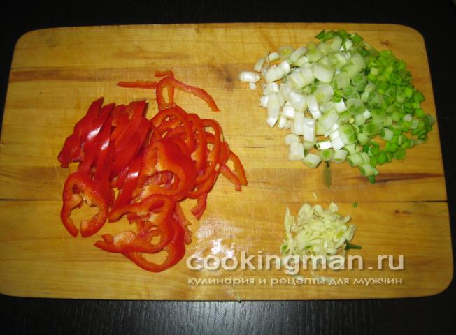 Бараньи ребрышки и лопаточки тушеные с луком и овощами бараньи ребрышки