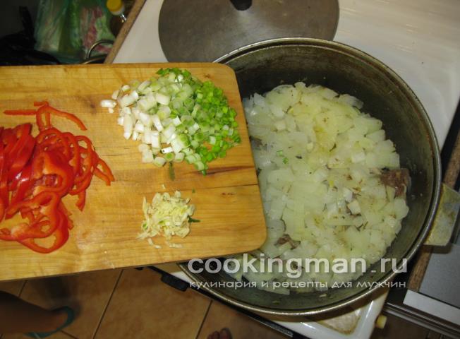 Бараньи ребрышки и лопаточки тушеные с луком и овощами бараньи ребрышки