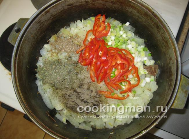 Бараньи ребрышки и лопаточки тушеные с луком и овощами бараньи ребрышки
