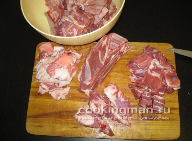 Бараньи ребрышки и лопаточки тушеные с луком и овощами бараньи рёбра