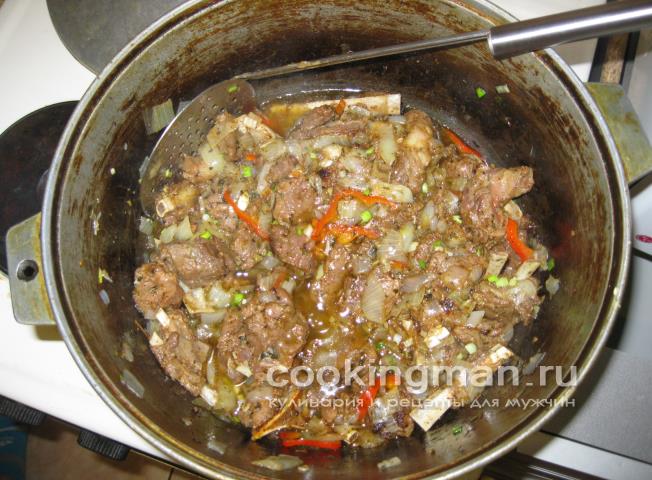 Бараньи ребрышки и лопаточки тушеные с луком и овощами тушеные бараньи ребрышки