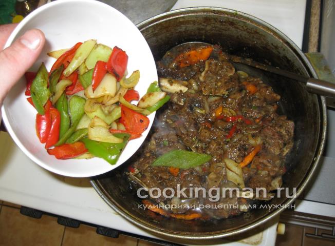 Бараньи ребрышки и лопаточки тушеные с луком и овощами бараньи ребрышки