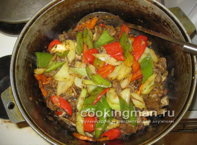Бараньи ребрышки и лопаточки тушеные с луком и овощами баранина с овощами
