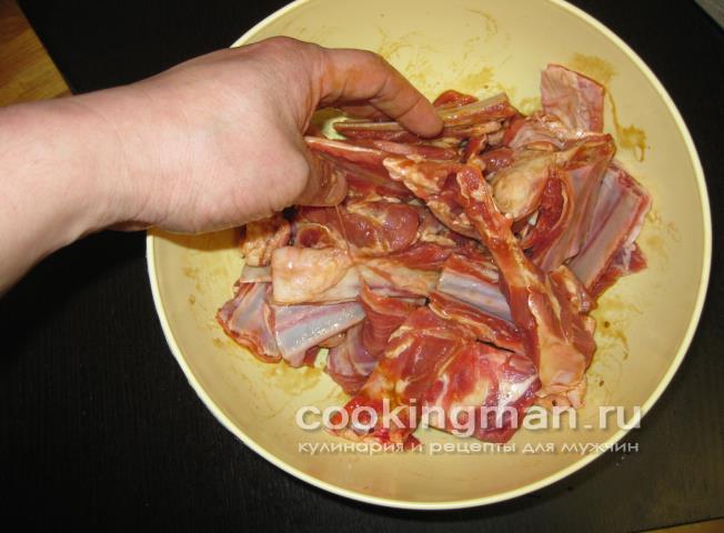 Бараньи ребрышки и лопаточки тушеные с луком и овощами бараньи ребрышки