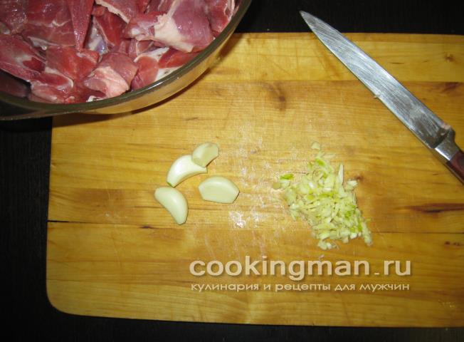Бараньи ребрышки и лопаточки тушеные с луком и овощами бараньи ребрышки
