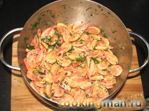 Салат с креветками, виноградом, помидорами и сыром салат с креветками
